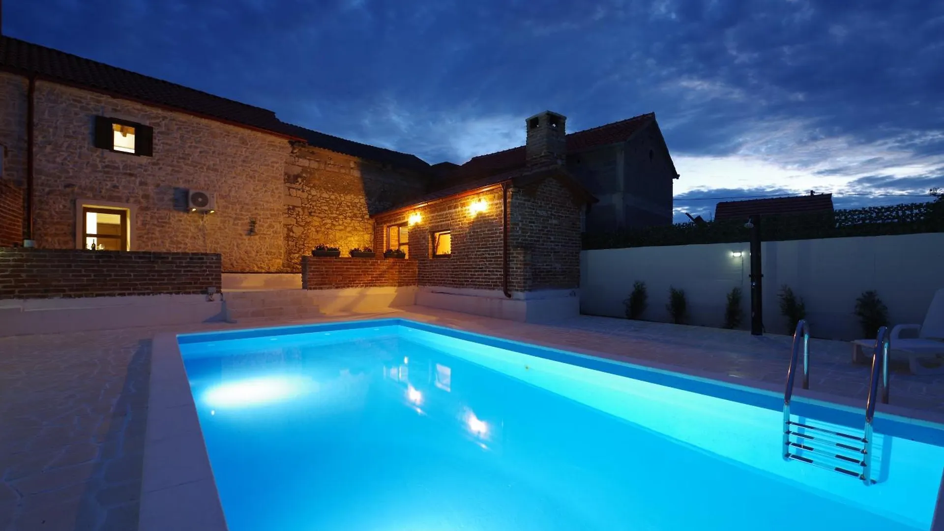 Villa Dora With Private Pool Podgradina