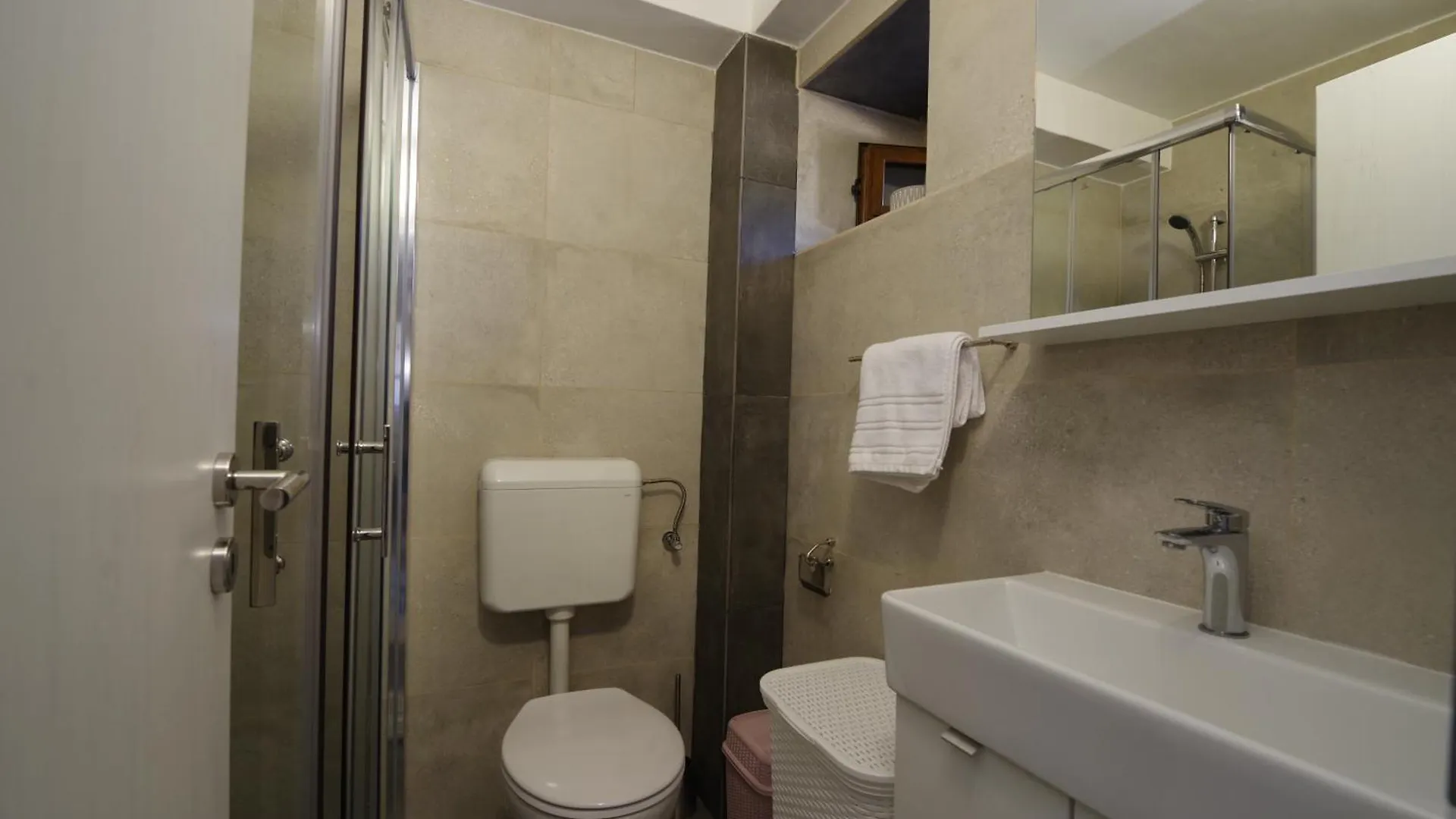 Villa Dora With Private Pool Podgradina