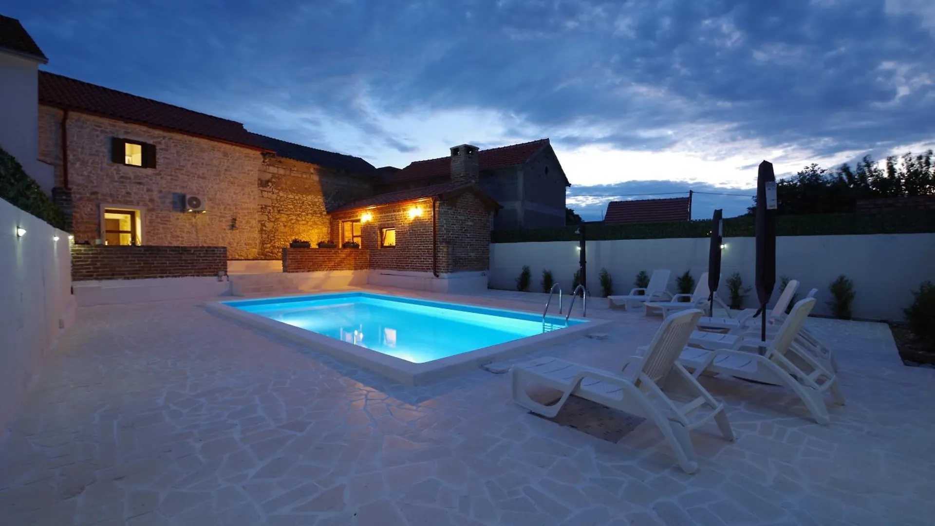 Villa Dora With Private Pool Podgradina