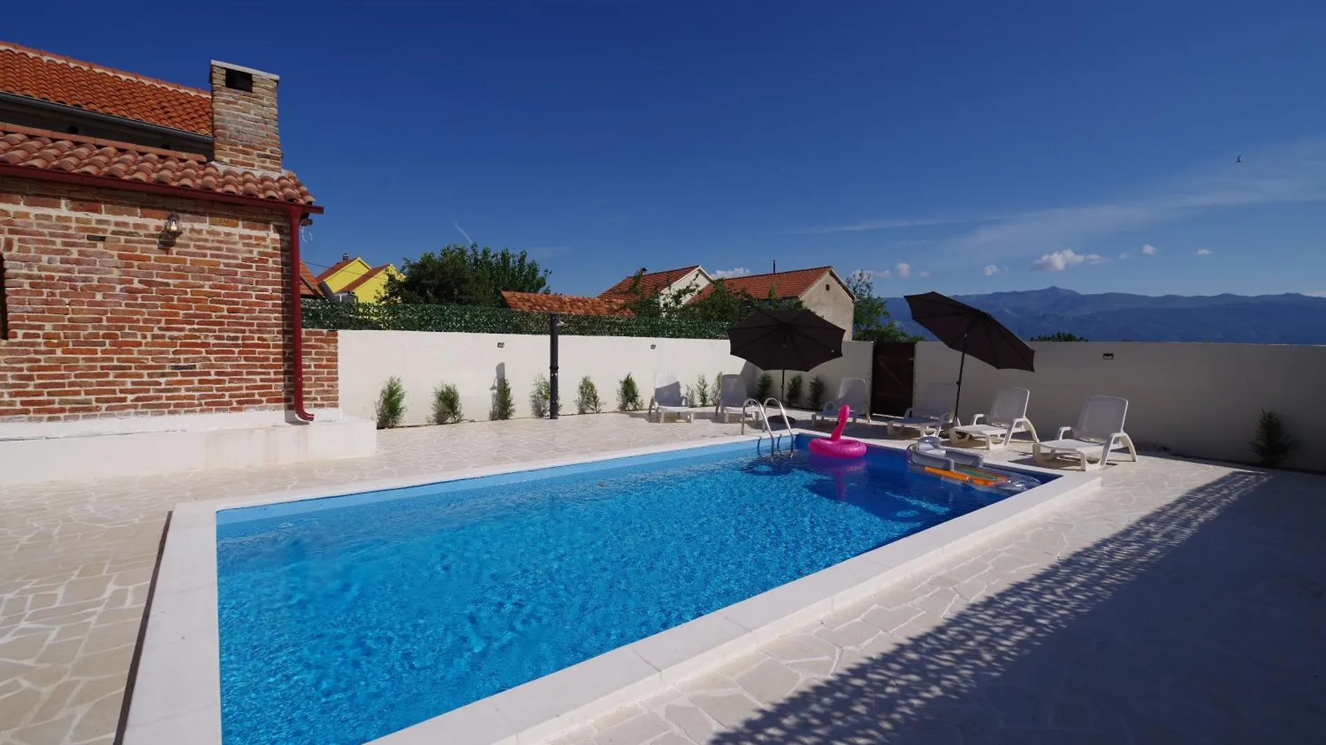 Villa Dora With Private Pool Podgradina