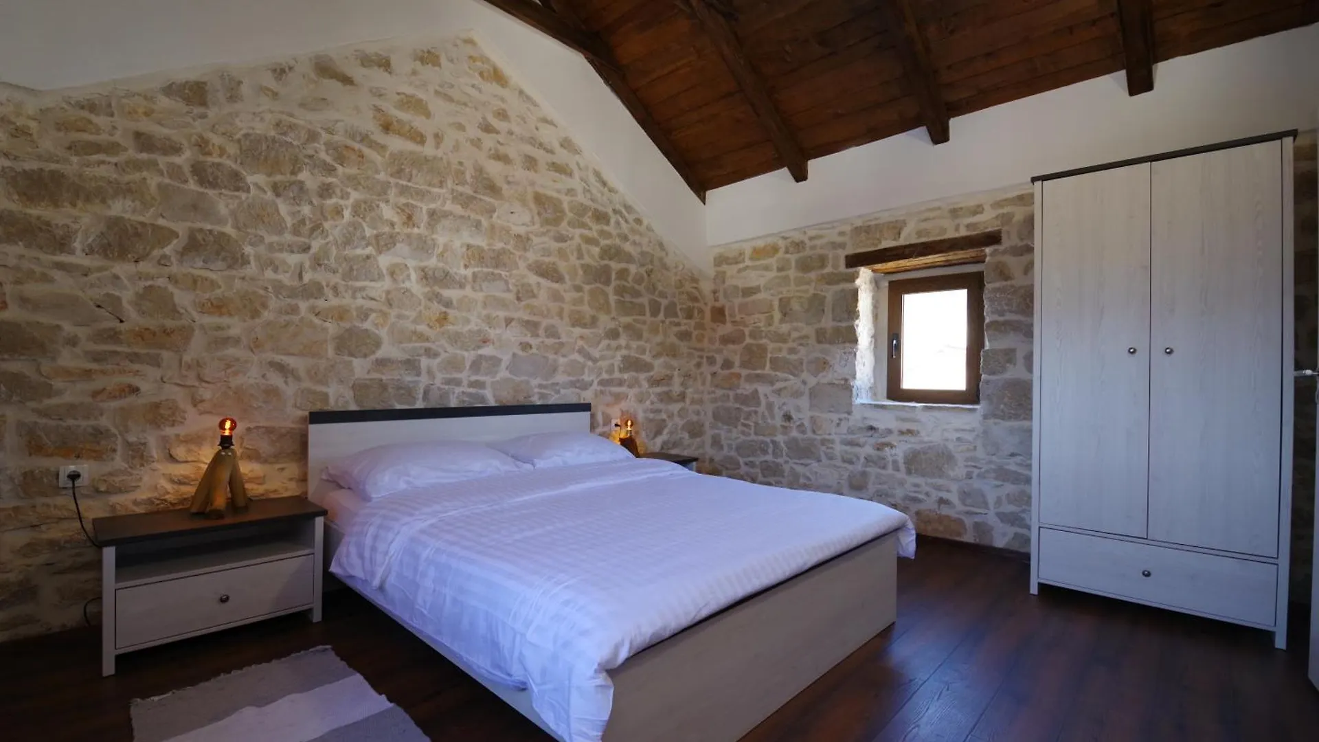 Villa Dora With Private Pool Podgradina