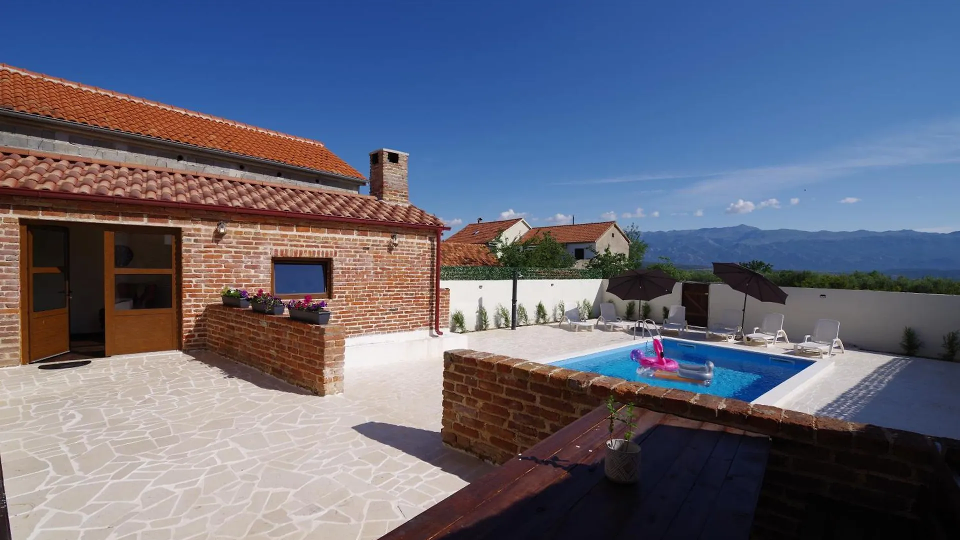 Villa Dora With Private Pool Podgradina